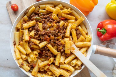 Baharatlı dolmalık et soslu ev yapımı makarna tavası.