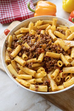 Makarna, rigatoni ve lezzetli kıymalı et sosu taze ve ev yapımı.