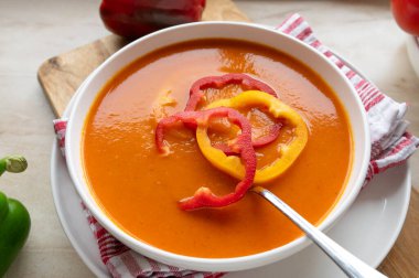 Lezzetli ve sağlıklı ev yapımı dolma biber çorbası.