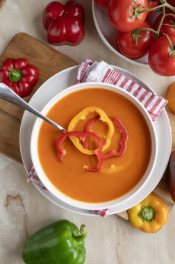 Lezzetli ve sağlıklı ev yapımı dolma biber çorbası.