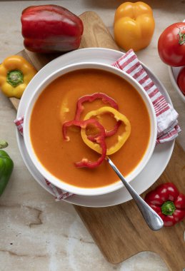 Lezzetli ve sağlıklı ev yapımı dolma biber çorbası.