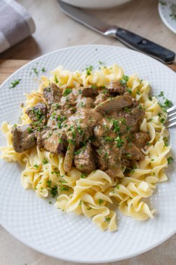 Lezzetli ev yapımı biftek kebabı, stroganoff usulü.