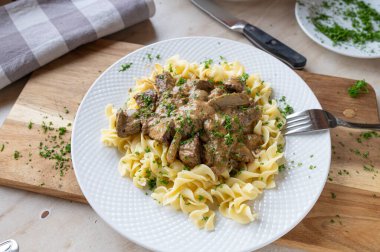 Lezzetli ev yapımı biftek kebabı, stroganoff usulü.