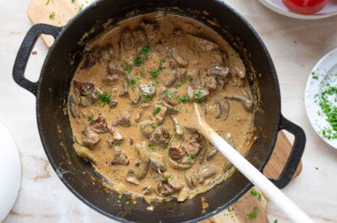 Lezzetli kremalı mantarlı goulash stroganoff usulü biftek, tencerede turşu sosu.