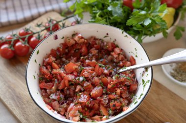 Taze ve ev yapımı domates salsa Pico de gallo kasede