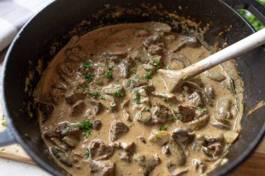 Lezzetli kremalı mantarlı goulash stroganoff usulü biftek, tencerede turşu sosu.