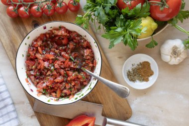 Taze ve ev yapımı domates salsa Pico de gallo kasede
