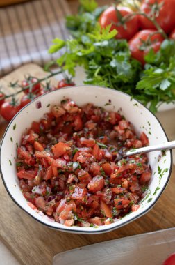 Pico de gallo 'da. Ev yapımı taze Meksika usulü domates sosu.