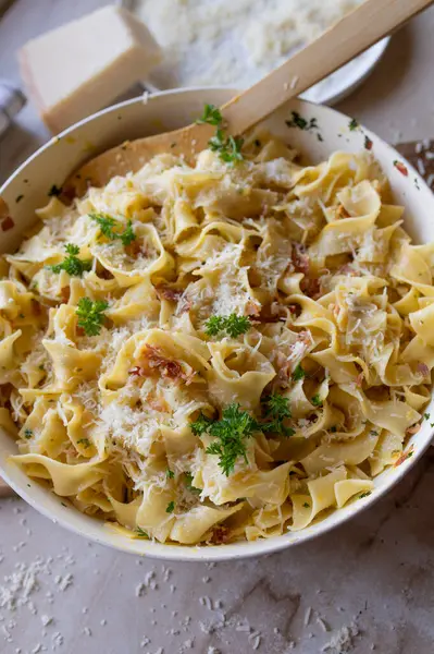 Geleneksel makarna alla carbonara taze ve ev yapımı