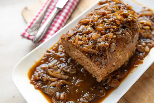 Kahverengi soğan soslu nefis köfte taze ve ev yapımı.