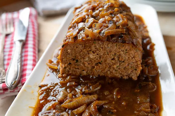 Kahverengi soğan soslu nefis köfte taze ve ev yapımı.