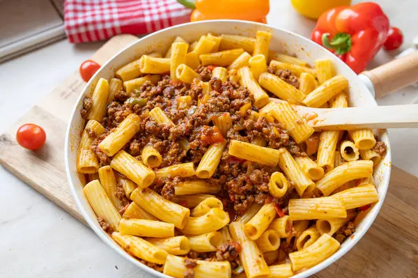 Baharatlı dolmalık et soslu ev yapımı makarna tavası.