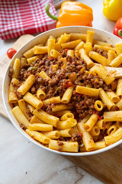 Makarna, rigatoni ve lezzetli kıymalı et sosu taze ve ev yapımı.