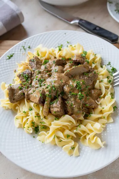 Lezzetli ev yapımı biftek kebabı, stroganoff usulü.