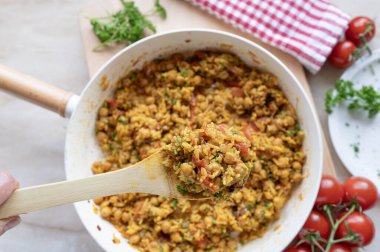 Pirinç ve sebzeli nohut körisi. Taze ve ev yapımı. Dekore edilmiş arka planda kızartma tavasında pişirilmiş.