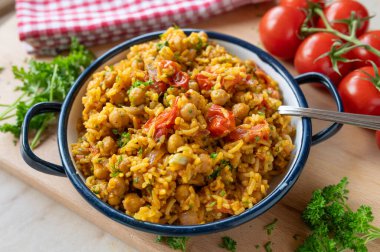 Sebze ve basmati pilavlı sağlıklı nohut körisi. Güzel vejetaryen yemekleri.