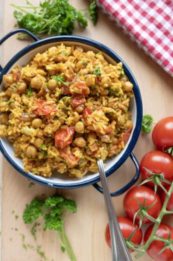 Sebze ve basmati pilavlı sağlıklı nohut körisi. Güzel vejetaryen yemekleri.