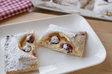 Ev yapımı puf böreği kuark kiraz cepleri taze pişmiş ve yemeye hazır.