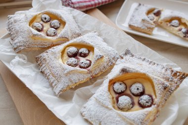 Ev yapımı puf böreği kuark kiraz cepleri taze pişmiş ve yemeye hazır.
