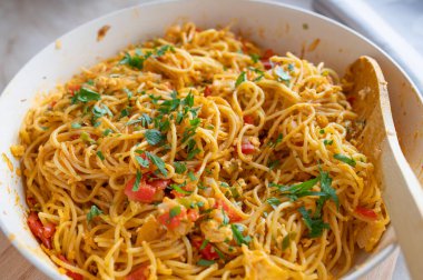 Tavada yumurta ve sebzeli kızarmış erişte. Taze ve ev yapımı., 