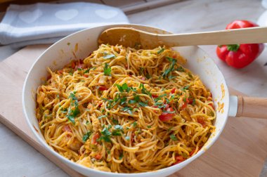 Tavada yumurta ve sebzeli kızarmış erişte. Taze ve ev yapımı., 