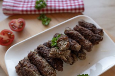 Lezzetli mititei ya da taze ve ev yapımı bir tabakta Rumen cevapcici.