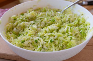 Geleneksel Alman usulü lahana salatası. Taze ve ev yapımı.