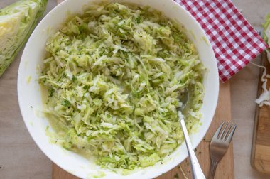Geleneksel Alman usulü lahana salatası. Taze ve ev yapımı.