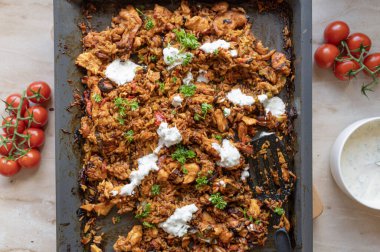 Sırp fırınında taze pirinç eti ve ev yapımı bir tencere yemeği