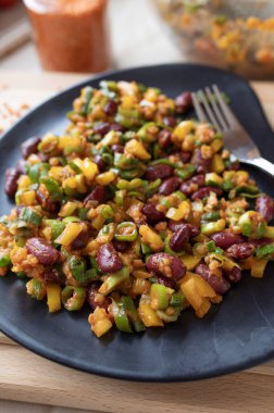 Lezzetli vejetaryen salatası, kırmızı mercimek, fasulye ve tabakta sarı dolma biber.