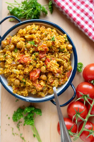 Sebze ve basmati pilavlı sağlıklı nohut körisi. Güzel vejetaryen yemekleri.