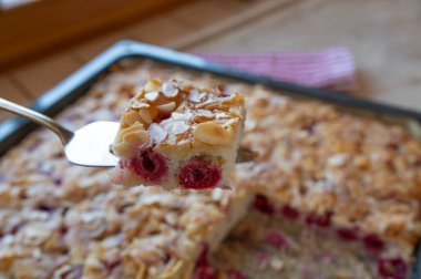 Ev yapımı nefis vişneli kek ve badem tepsisi.