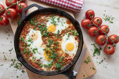 Kızarmış yumurtalı ev yapımı fasulye, tavada güneşli tarafı..