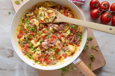 Jambon ve sebzeli omlet. Sağlıklı ve hızlı bir kahvaltı, akşam yemeği ya da luch taze ve ev yapımı