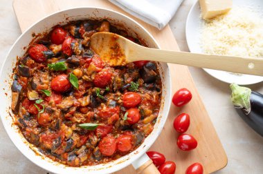 Patlıcan, tavada domatesli ratatouille taze ve ev yapımı. Sağlıklı yaz yemekleri.