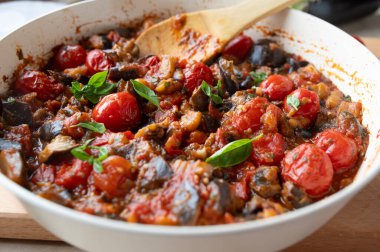 Patlıcan, tavada domatesli ratatouille taze ve ev yapımı. Sağlıklı yaz yemekleri.