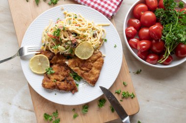 Makarna salatalı tavuk şnitzel makarna makarna ve feta, Yunan usulü taze ve ev yapımı.