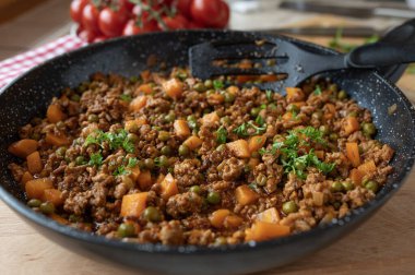 Quick dinner recipe with pan fried minced meat, peas and carrot in a delicious sauce. Served ready to eat in frying pan