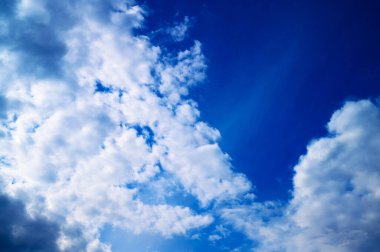 Gevşetici beyaz bulutlu Mavi Gökyüzü. Yüksek kalite fotoğraf pofuduk beyaz bulutlu sakin mavi gökyüzü rahatlamayı, refahı, farkındalığı ve sağlıklı yaşam tarzını simgeliyor..