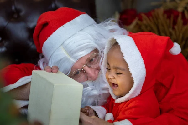Αφροαμερικανό Μωρό Ανοίγει Χριστουγεννιάτικο Δώρο Τον Άγιο Βασίλη Βράδυ Για — Φωτογραφία Αρχείου