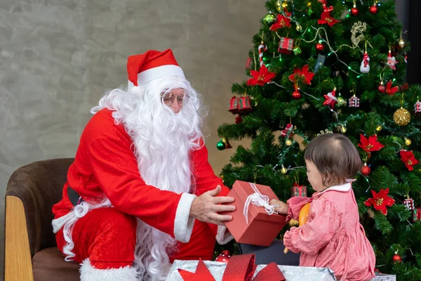 Καυκάσιος Μωρό Παίρνει Δώρο Από Santa Claus Νύχτα Από Πλήρως — Φωτογραφία Αρχείου