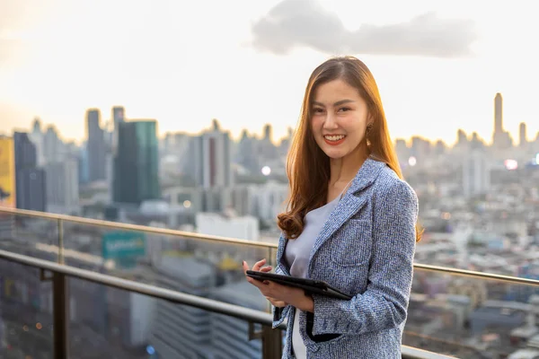 Młoda Azjatycka Kobieta Biznesu Garniturze Cyfrowym Tabletem Stojąca Przed Budynkiem — Zdjęcie stockowe