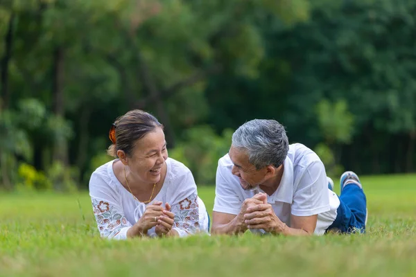 Senior Asian Couple Lying Grass Public Park Laughing Each Other — Stock Photo, Image