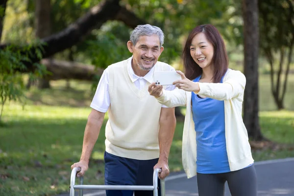 Asiatischer Senior Vater Mit Rollator Und Tochter Beim Gemeinsamen Spazierengehen — Stockfoto