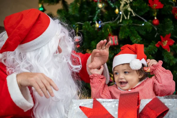 Καυκάσιος Μωρό Διασκεδάζει Παίζοντας Δώρο Από Santa Claus Νύχτα Από — Φωτογραφία Αρχείου