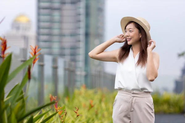 Asiática Mulher Turista Desfrutando Sua Vista Panorâmica Telhado Com Fundo — Fotografia de Stock