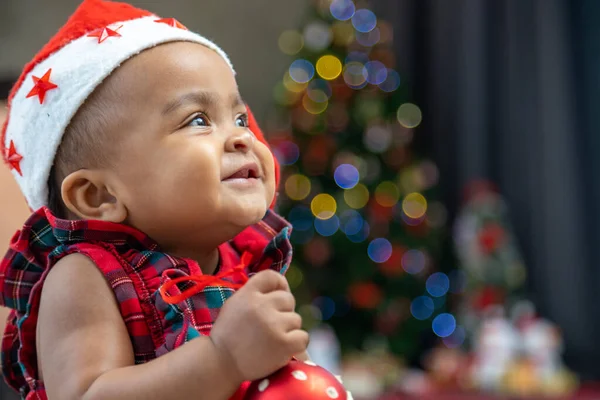 African American Μωρό Είναι Ευτυχής Χαμογελώντας Όπως Παίζει Στολίδι Στολίδι — Φωτογραφία Αρχείου