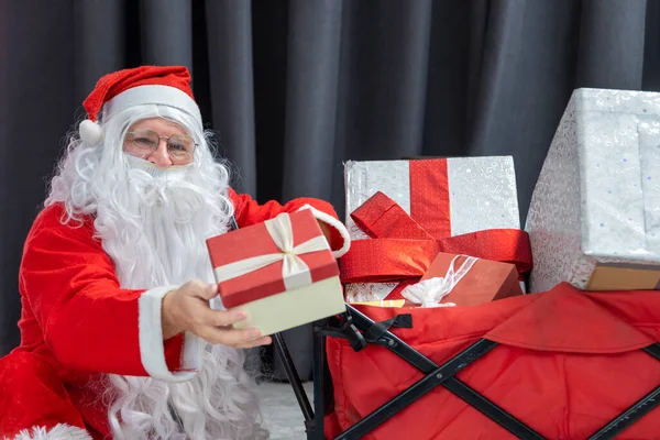 Άγιος Βασίλης Κρατά Χριστουγεννιάτικο Δώρο Κουτί Πλήρως Φορτωμένο Καλάθι Για — Φωτογραφία Αρχείου