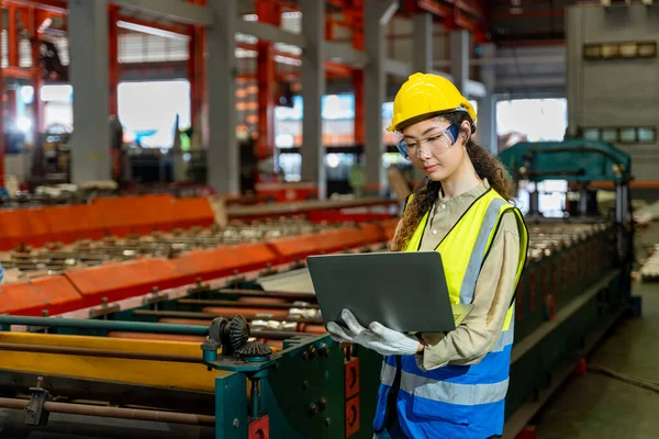Aziatische Ingenieur Arbeider Inspecteren Staalfabriek Terwijl Zoek Naar Laptop Voor — Stockfoto