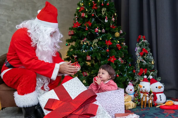 Кавказский Ребенок Получает Подарок Санта Клауса Ночью Полностью Украшенной Елки — стоковое фото